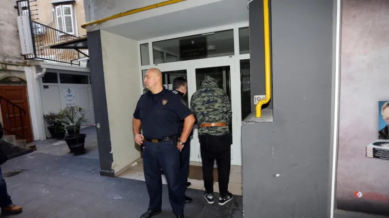 Dovoljan je jedan pogled u njegov dosje da se shvati o koliko se opasnom tipu radi