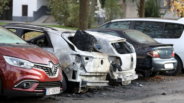 Izgorjela su dva parkirana automobila, treći o&scaron;tećen