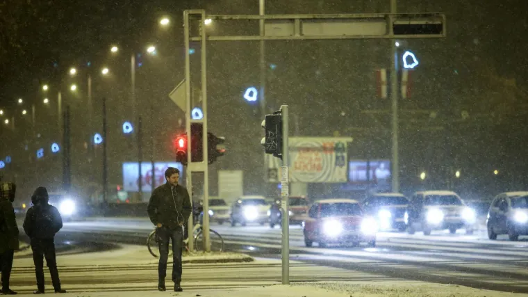 Snijeg pada u Zagrebu, Slavoniji i Lici: Orkanska bura na jugu nosila krovove i zatvorila ceste