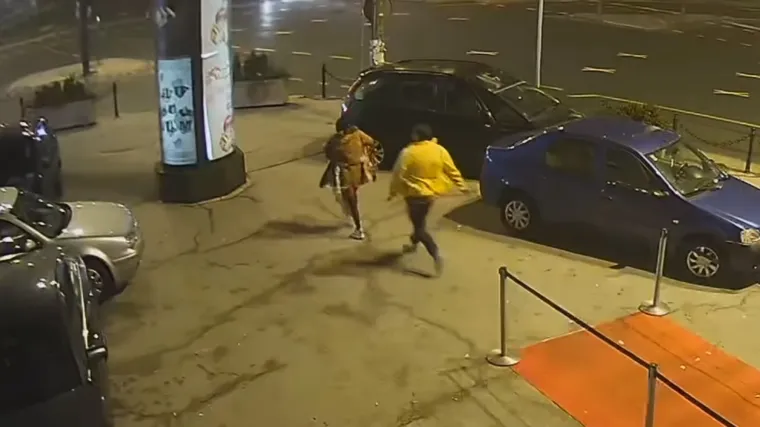 VIDEO Ispred noćnog kluba mlatio curu, a onda se pojavio 'baja' i sastavio ga sa zemljom