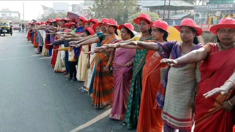 Dosta im je: U Indiji 5,5 milijuna žena oformilo ljudski lanac koji se protezao čak 620 kilometara!