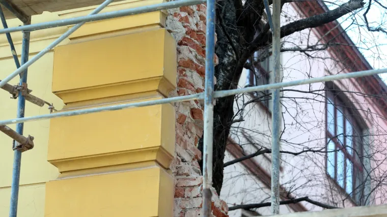 Radnika sa skele otpuhala bura, pao na glavu s 5 metara visine i na mjestu poginuo