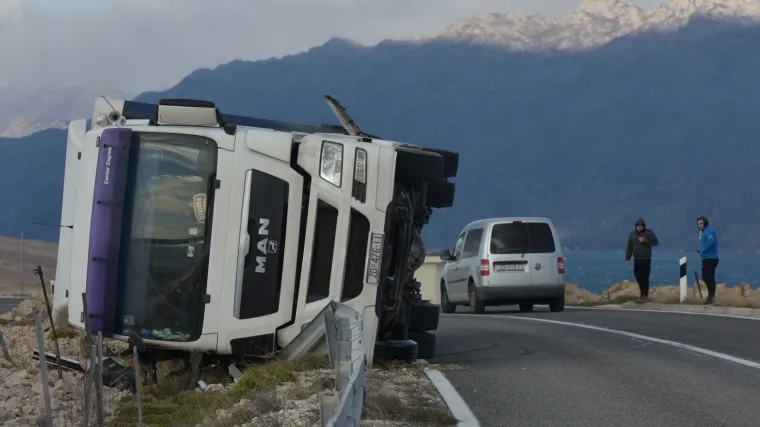 Kamion ignorirao zabranu zbog jake bure pa se prevrnuo