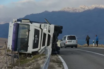 Kamion ignorirao zabranu zbog jake bure pa se prevrnuo