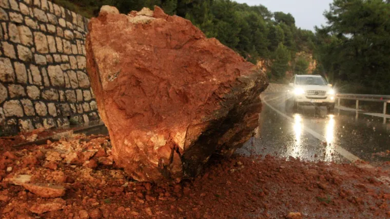 Kamena gromada se strovalila na taksi, te&scaron;ko ozlijeđen korejski turist