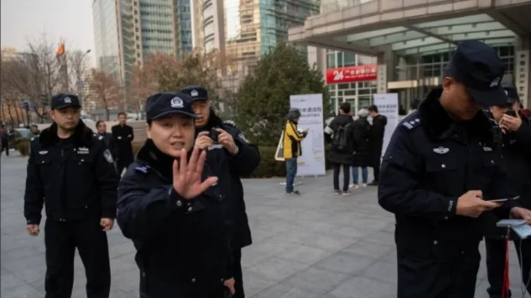 Napad u osnovnoj &scaron;koli: Mu&scaron;karac nožem izbo 20 učenika, troje te&scaron;ko ozlijeđeno