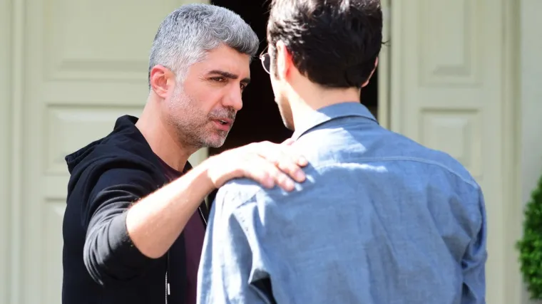 Svi se osim Osmana okupljaju na obiteljskoj večeri u konaku (Istanbulska nevjesta)