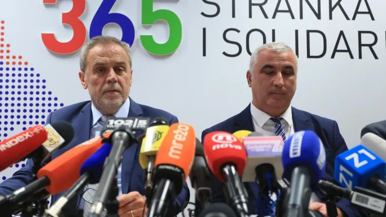 Parafrazirao Marxa, izvrijeđao Marasa, pa vulgarno poludio na novinare i usporedio ih s vranama