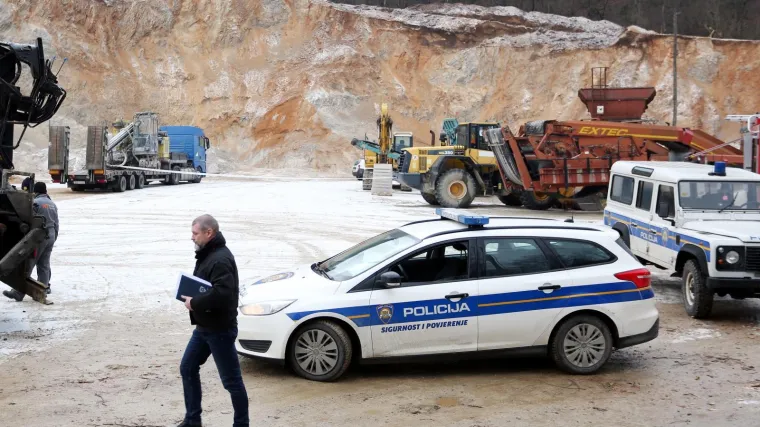 Grunulo je par minuta iza podneva, jedna osoba poginula