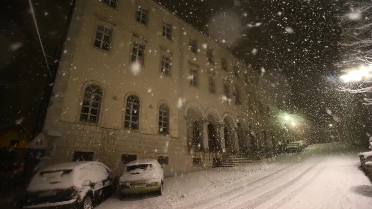 Snijeg zameo Dalmaciju: 'Djeca se na svoju veliku žalost sutra vraćaju u &scaron;kolu'