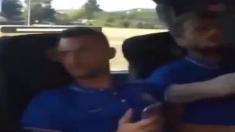 Pogledajte kako zabavlja suigrače u autobusu