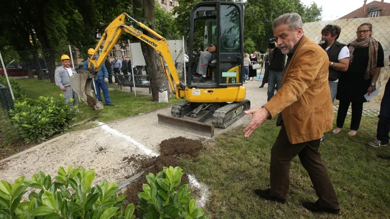 Vozi, Mi&scaron;ko! Bandić uči voziti bager: 'To je moć, to samo moćni mogu!'