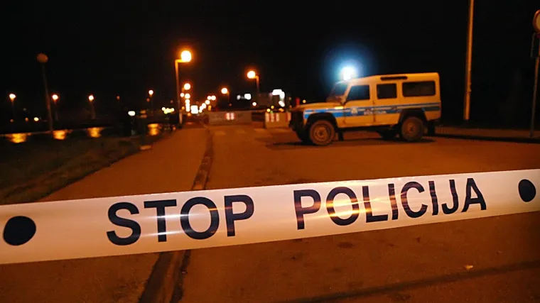 U Zagrebu bježao policiji i zabio se, a potom su auto okružili policajci s automatskim pu&scaron;kama