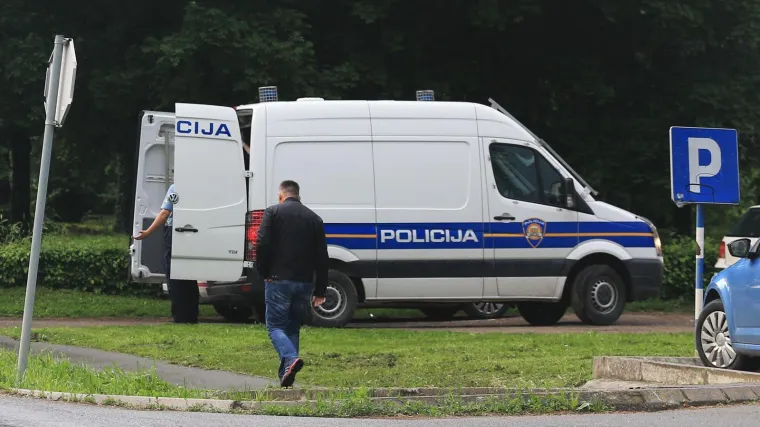 Socijalne radnice strahuju za život: Razbila im staklo na autu pa prema vozačici zamahnula nožem