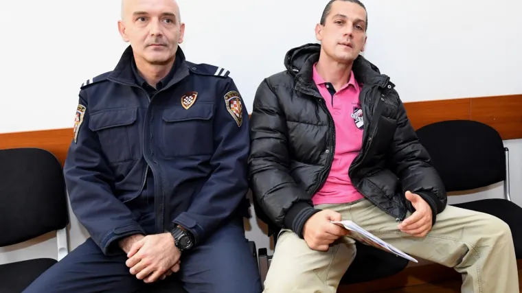 Okružila ga interventna, a tad je napravio izuzetno glup potez: 'Idiote bolesni, diži ruke gore!'