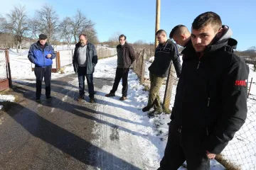 Dvogodi&scaron;njakinja se istrgnula iz ruku roditelja i podletjela pod kombi