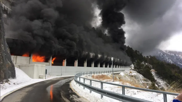 Planuo autobus u kojem su bili učenici iz Splita: 'Izgorjeli su dokumenti, koferi, ali oni su na sigurnom'