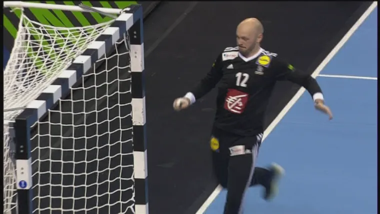 Kakva pogre&scaron;ka francuskog rukometnog vratara: Ovakav gol stvarno se rijetko viđa
