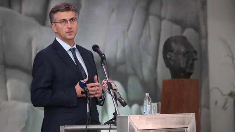 Plenković: 'Vlada će u ponedjeljak odluku o nabavci borbenih aviona staviti izvan snage'