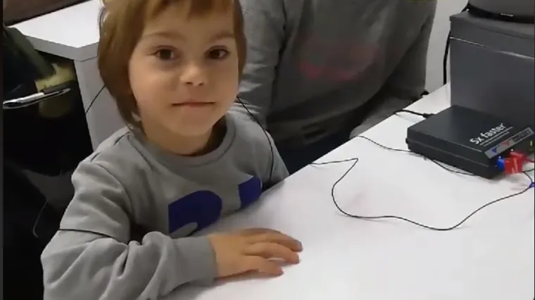 VIDEO Potekle su suze radosnice: Mihael (4) je dobio slu&scaron;ni aparatić, evo koju je riječ prvu izgovorio