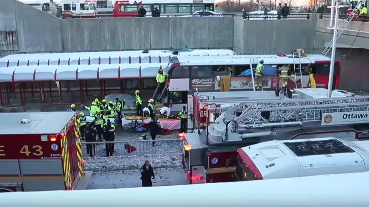 VIDEO Gradski autobus pun putnika zaletio se u stanicu: 'Tijela su letjela, bilo je užasno!'