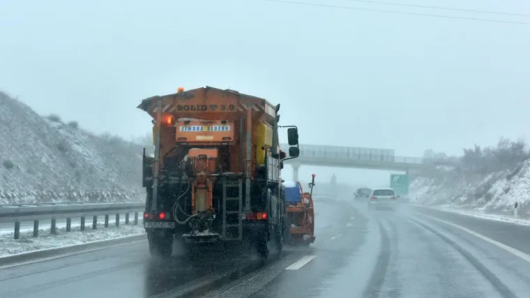 Vi&scaron;e vozila sletjelo s ceste, poginule dvije osobe; Zatvorene i &scaron;kole