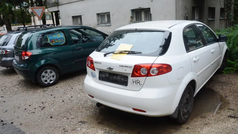 Na autima ih dočekale ceduljice zbog kojih su pobjesnili