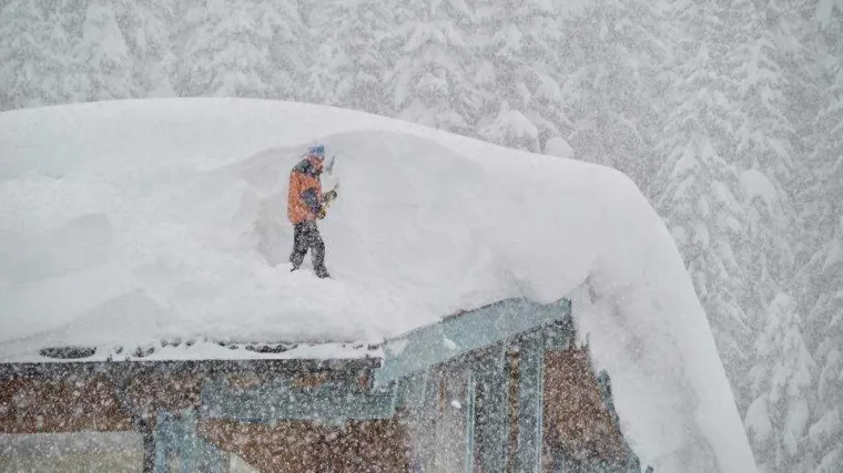Snježna drama u Austriji: Iz hotela kojeg je zatrpala lavina spa&scaron;eno 60 ljudi