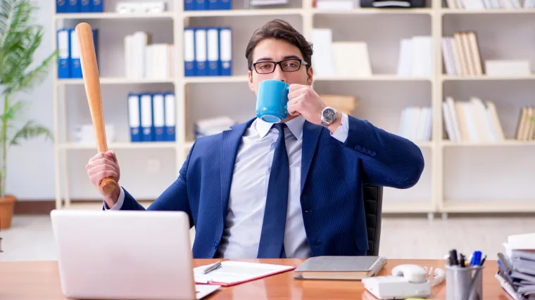 Drvenom palicom izbacuju negativnu energiju: 'anti-stres sobe' u koje se ulazi samo sa za&scaron;titnom kacigom