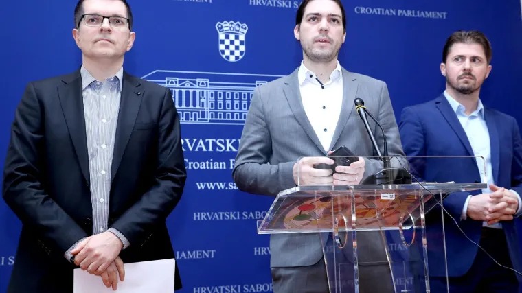 'Ispada da lažu veleposlanik, Pentagon i State Department. Je li to realno?