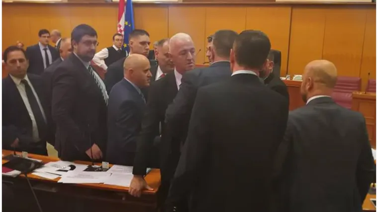 VIDEO Eskaliralo u Saboru: 'Skoro fizički obračun Plenkovića i Grmoje, ovo je dno dna'