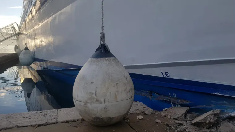 Bez ozlijeđenih, brod o&scaron;tećen: Katamaran udario u pristani&scaron;te na Lastovu