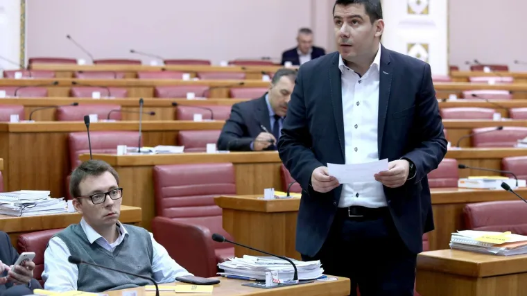 Grmoja Kujundžiću: 'Dosta nam je va&scaron;eg ping-ponga, Vi igrate stolni tenis, a ljudi umiru'