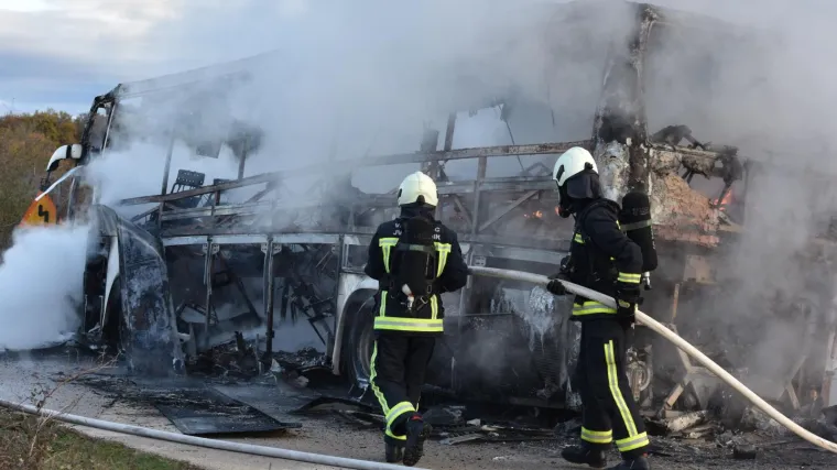 Zapalio se autobus i u potpunosti izgorio, promet u blokadi