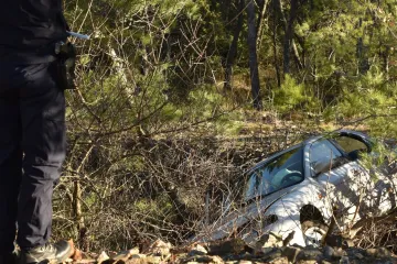 IZLETIO S CESTE U DUBRAVI KOD ŠIBENIKA: Ozlijeđena je jedna osoba, liječnici joj pružaju pomoć
