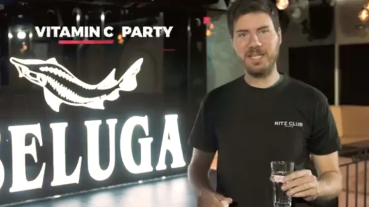 Pernar poziva ekipu na Vitamin C Party u jednom zagrebačkom klubu, na snimci vri&scaron;ti sam sebi koliko je bizaran