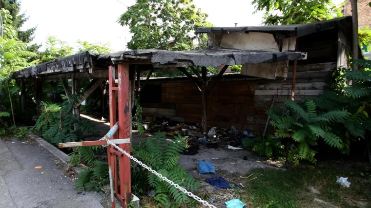 Otkrila ih prolaznica: U napu&scaron;tenoj baraci u Zagrebu pronađena tijela mu&scaron;karca (58) i žene (55)