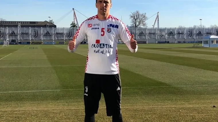 Nabrijava se za rukometni derbi: Mandžukić obukao hrvatski dres i poželio sreću rukometa&scaron;ima