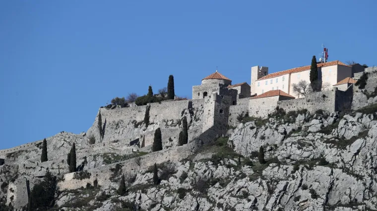 Na&scaron;li ga među stijenama, je li moguće da je pao?
