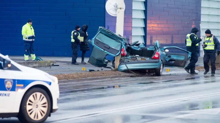 Te&scaron;ka prometna nesreća u Osijeku: Autom se zabio u stup i poginuo na mjestu
