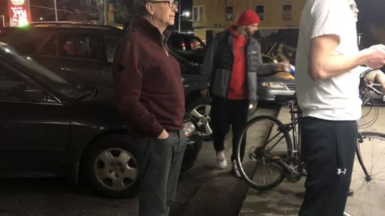 'Ovako bi se trebali pona&scaron;ati': Jedan od najbogatijih ljudi na svijetu snimljen u redu za hamburger