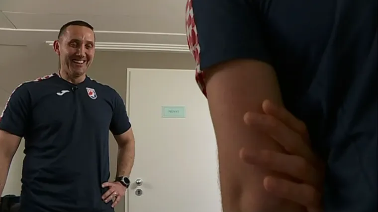 On je jedan od najvažnijih članova repke: Krpa ozljede, bandažira, tjera igrače u ledene kupke...