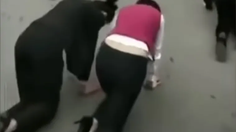 VIDEO &Scaron;efovi natjerali radnice da pužu prometnom ulicom jer nisu ispunile poslovne ciljeve