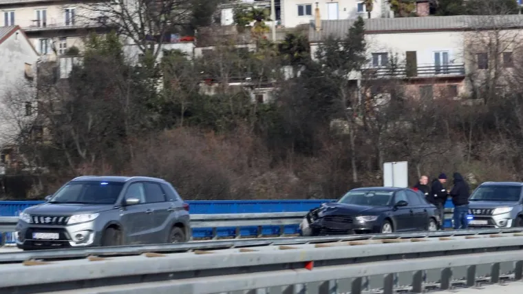 Detalji potjere kod Rijeke: Vozio slalom pa se zabio u ogradu, u autu s migrantima bilo i dijete