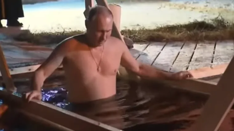 Či&scaron;ćenje od grijeha: Tisuće Rusa zaronilo u ledenu vodu, pridružio im se i Putin