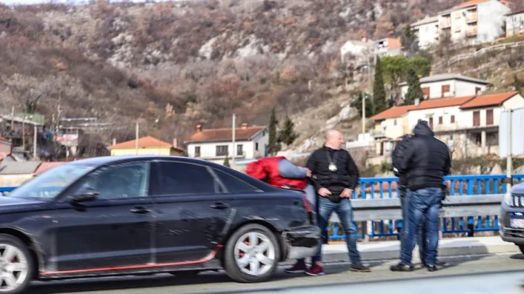 Policija švercera ljudima natjerala da se Audijem zabije u zid, no ni to mu nije bilo dovoljno