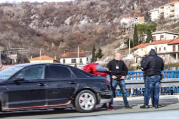 Policija švercera ljudima natjerala da se Audijem zabije u zid, no ni to mu nije bilo dovoljno