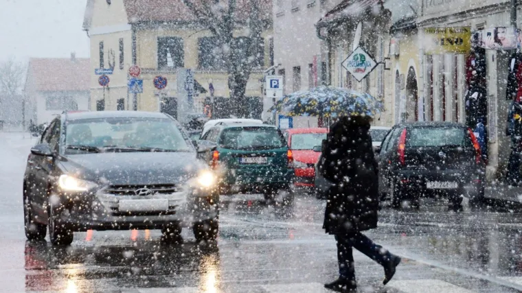 Danas će jo&scaron; ponegdje proviriti sunce, a od idućeg tjedna prava zima: Snijega će biti i u nizinama