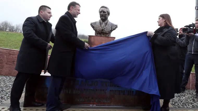 'Naš bakreni Francek najljepši je od svih': Spomenici Tuđmanu 'u modi', a znate li koliko koštaju?