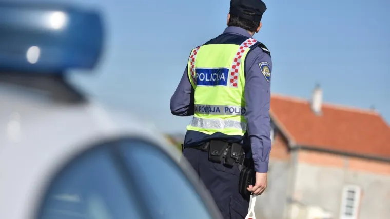 Humanost na djelu: Prometni policajci spasili život mladiću koji se gu&scaron;io na benzinskoj postaji